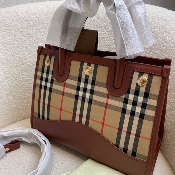 BURBERRY Two Way Baby Title Bag - Picture 4 of 8